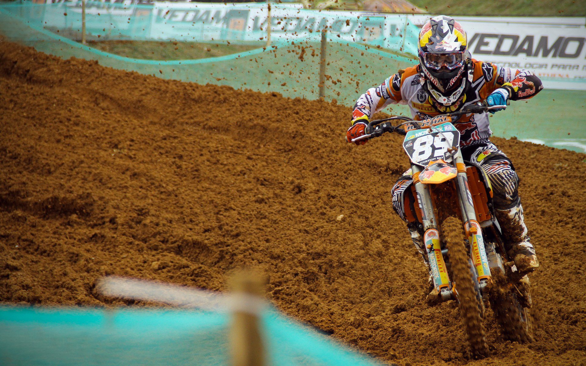 爱游戏(AYX)体育-F1赛车赛场焦点！西班牙队对阵葡萄牙队，防守反击奏效，球队笑到最后