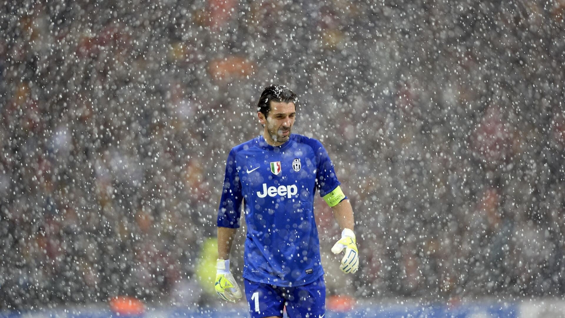 爱游戏体育-足球赛场焦点！法国队对阵俄罗斯队，老将回归赛场，再度燃起斗志